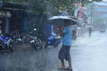 5 மணி நேரம் தொடர் கனமழை - சாலைகளில் வெள்ளப்பெருக்கு!