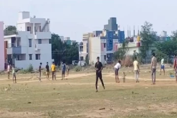 ஊரடங்கை மீறி மைதானத்தில் விளையாடிய வாலிபர்கள்! போலீசாரை கண்டதும் தலைதெறிக்க ஓட்டம்