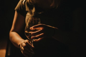 வவுனியாவில் மது போதையில்  பெண் ரகளை; பொலிஸார் எடுத்த நடவடிக்கை