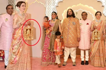 ஆனந்த் அம்பானியின் திருமண அரங்கில் நீதா அம்பானி கையில் வைத்திருந்தது என்ன தெரியுமா?