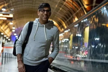 தொடர்ந்து சர்ச்சையில் சிக்கும் பிரதமர் - கவனம் பெற்ற முதுகு பை!