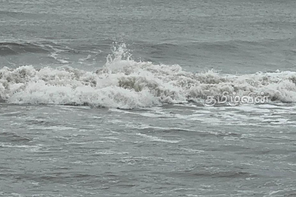 சீறிப்பாயும் கடலலை! முல்லைத்தீவு மக்கள் அறிவுறுத்தல்களை பின்பற்றுமாறு அறிவிப்பு | Raging Waves On Mullaitivu Beach சீறிப்பாயும் கடலலை! முல்லைத்தீவு மக்கள் அறிவுறுத்தல்களை பின்பற்றுமாறு அறிவிப்பு | Raging Waves On Mullaitivu Beach
