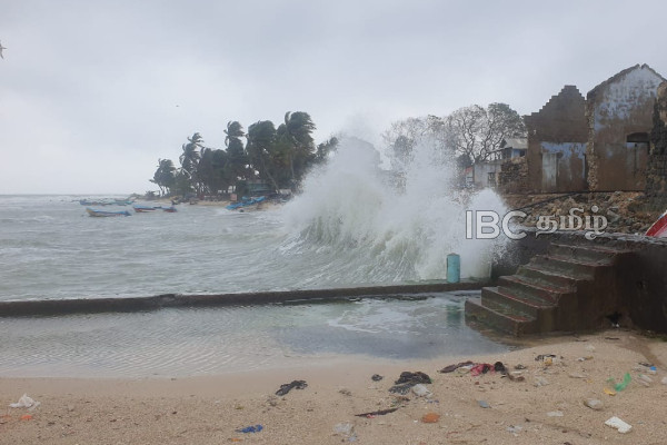 யாழில் சீற்றம் கொண்ட கடல்: வடக்கு மாகாணத்தில் நாளை காலை வரை மழை தொடரும் என அறிவிப்பு! | Jaffna The Raging Sea