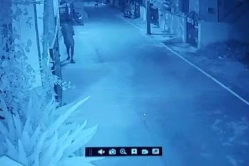 ஜட்டி மட்டும் அணிந்து பெண்களை காண நள்ளிரவில் சுவர் ஏறி குதிக்கும் மர்ம ஆசாமி!