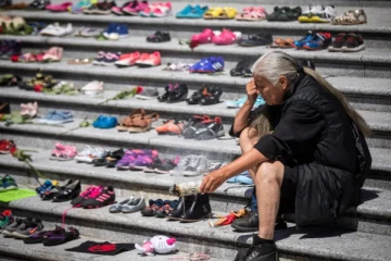 பழங்குடியின பள்ளியிலிருந்து 215 குழந்தைகளின் எச்சங்கள் மீட்பு