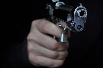 இரவு நேரக் களியாட்ட விடுதிக்கு முன்பாக துப்பாக்கிச்சூடு