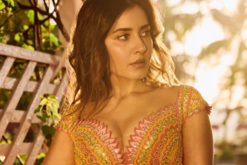 நடிகை ராசி கண்ணா செம ஹாட் உடையில் எடுத்த போட்டோஷூட்