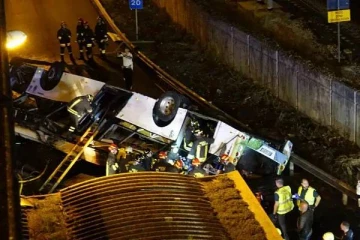 ரயில் பாதையில் கவிழ்ந்த சுற்றுலா பேருந்து; 21 பேர் பலி - பரிதவிக்கும் குடும்பங்கள்!