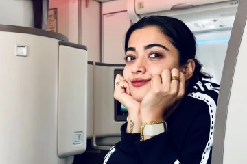 ராஷ்மிகா மந்தனா விமானத்தில் கியூட் போஸ்