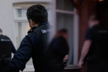 பிரித்தானியாவில் புலம்பெயர்ந்தோரை கைது செய்யும் அதிகாரிகள்: பரபரப்பை ஏற்படுத்தியுள்ள காட்சிகள்