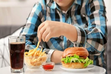 இந்த உணவு வகைகளை சாப்பிடும் சிறுவர்களுக்கு ஏற்படும் பாதிப்பு! வைத்தியரின் எச்சரிக்கை