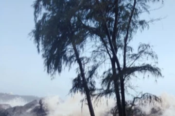 අනතුරු දායක තත්වයක්.. මුහුද ගොඩට ගලයි.. (VIDEO)