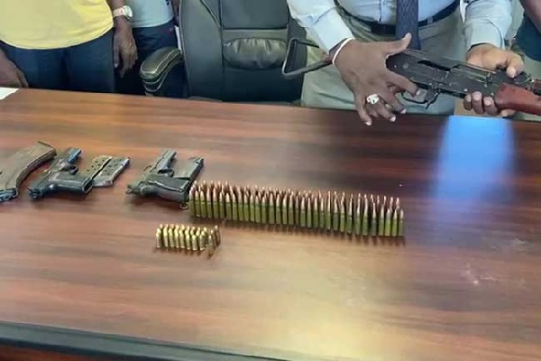 சிறிலங்கா இராணுவ அதிகாரி உட்பட இருவர் அதிரடியாக கைது | Two People A Sri Lanka Army Officer Were Arrested