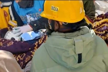துருக்கி நிலநடுக்கத்தில் சிக்கிய 6 வயது சிறுமியை மீட்ட இந்தியர்கள்! மக்கள் கண்ணீர் மல்க நன்றி... வீடியோ