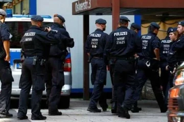 ஜேர்மனியில் பேருந்துக்குள் பெண் ஒருவரின் கொடுஞ்செயல்: சுற்றிவளைத்த பொலிசார்