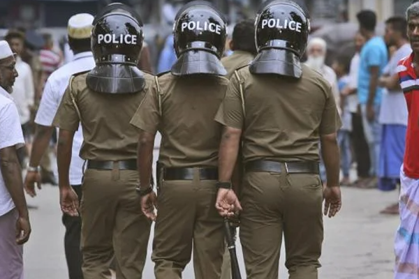 குளியலறையில் இருந்த பெண்ணை இரகசியமாக காணொளி எடுத்த சிறிலங்கா காவல்துறை உத்தியோகத்தர்! | Woman Bath Video Police Officer Arrested