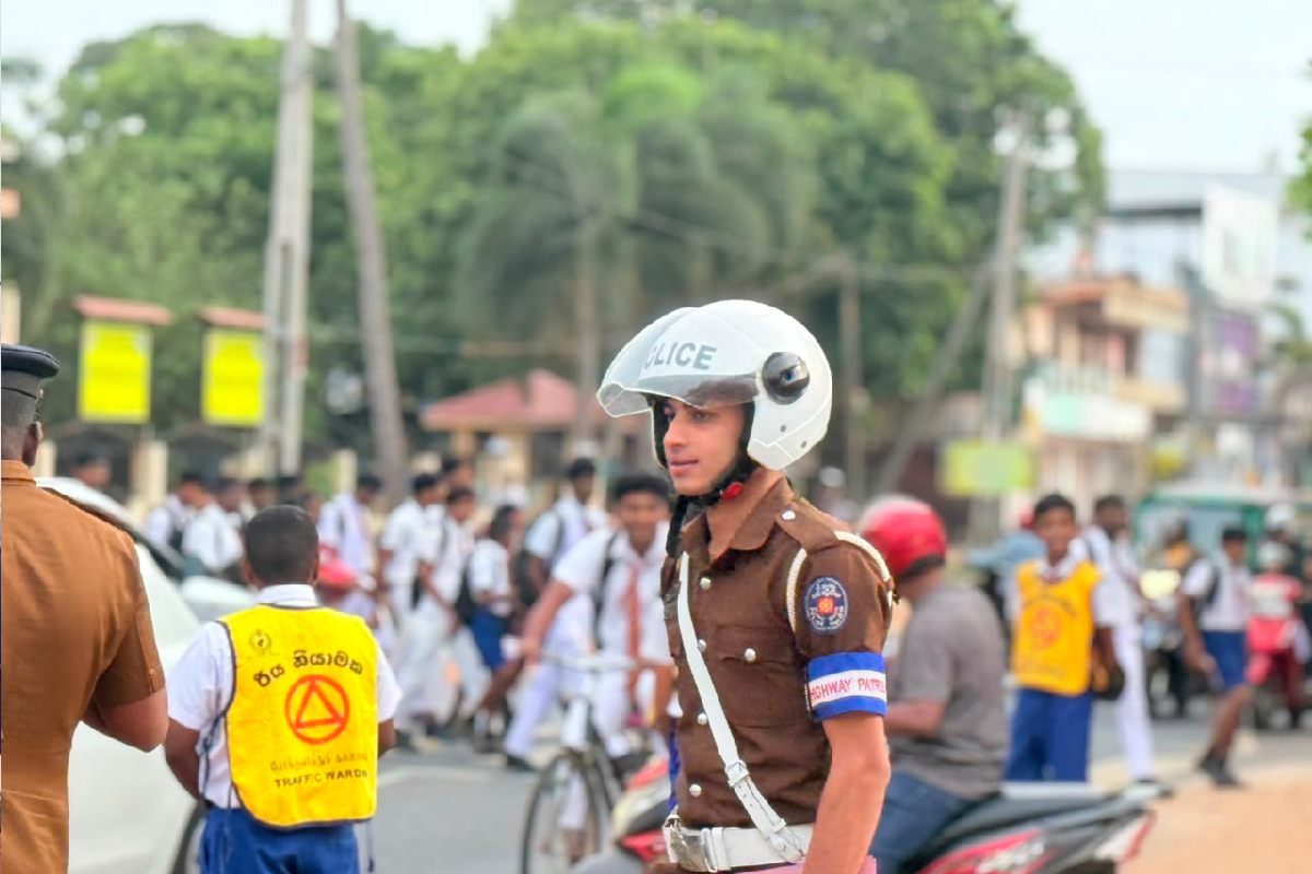 பிள்ளைகளை ஏற்றி செல்லும் பெற்றோருக்கு வவுனியா பொலிஸார் கடும் உத்தரவு! | Vavuniya Police Order Children Must Wear Helmets
