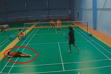 பூப்பந்து விளையாடியபோது சரிந்து விழுந்த 25 வயது இளைஞர்: மாரடைப்பால் உயிரிழப்பு: வைரல் வீடியோ!