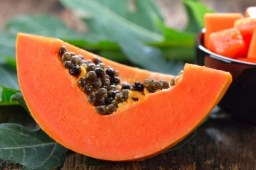 சத்துக்களை அள்ளித்தரும் பப்பாளியில் இவ்வளவு பக்கவிளைவுகளா? கட்டாயம் தெரிஞ்சிக்கோங்க