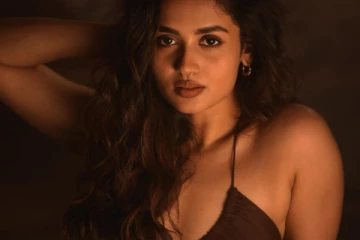 நடிகை தேஜு அஸ்வினி மாடர்ன் உடையில் ஹாட் போட்டோஷூட்