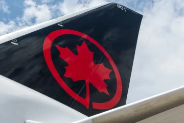 நடுவானில் விமானத்தின் கதவைத் திறக்க முயன்ற பயணி...