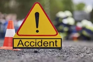 ලොරි රථයක් පහන් කණුවක ගැටීමෙන් අනතුරක්