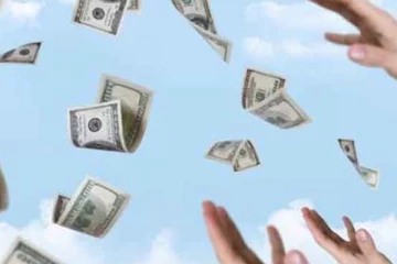 நாடொன்றில் சாலையில் பெய்த பணமழை ; ஆச்சர்யத்தில் மக்கள்(Video)