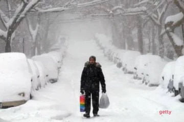 5,000க்கும் மேற்பட்ட விமானங்கள் ரத்து... அமெரிக்காவின் வடகிழக்கைத் தாக்கிய பனிப்புயல்