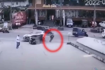 விபத்தில் பறந்த ஆட்டோ! நூலிழையில் உயிர்தப்பிய பெண்... பதறவைக்கும் காட்சி