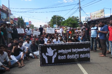 கல்முனையில் 3 வீதிகளை மறித்து ஆயிரக்கணக்கான மக்கள் 6 மணித்தியாலய போராட்டம்