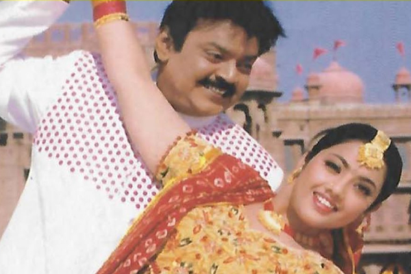 வானத்தை போல திரைப்படத்தில நடிகர் விஜயகாந்திற்கு ஜோடியாக நடிக்கவிருந்த நடிகை ! மீனா கிடையாத?