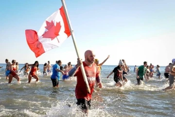 கனடாவில் வித்தியாசமான முறையில் புத்தாண்டை வரவேற்ற மக்கள்