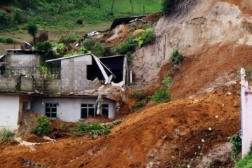 பலாங்கொடையில் மண்சரிவு : ஒரே குடும்பத்தை சேர்ந்த நால்வர் மாயம்
