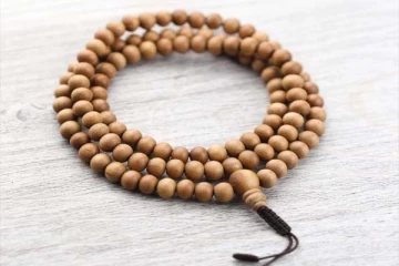 ஆயுளை அதிகரிக்கும் வெள்ளை சந்தனமாலை! யாரெல்லாம் அணியலாம்?