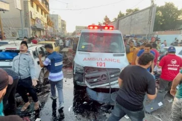 காசாவில் மருத்துவமனைக்கு வெளியே வந்த ஆம்புலன்ஸ் மீது இஸ்ரேல் தாக்குதல்! நெஞ்சை பதற வைக்கும் வீடியோ