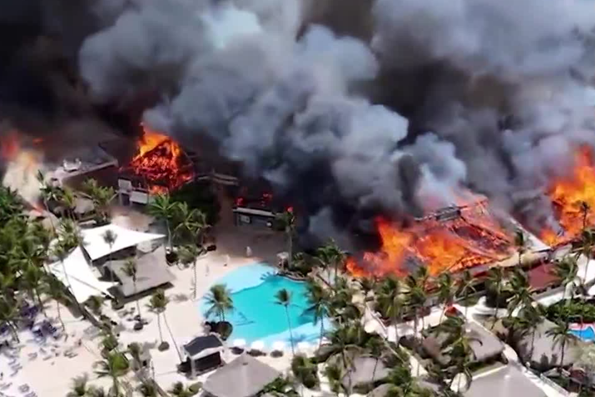 Bayahibe சொகுசு ஹோட்டலில் பயங்கர தீ விபத்து; 1,700 சுற்றுலாப் பயணிகள் அவசரமாக வெளியேற்றம் | Massive Fire Bayahibe Hotel1700 Tourists Evacuated