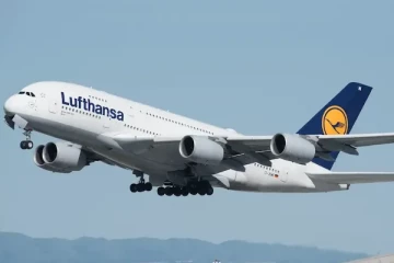 பறந்துகொண்டிருந்த விமானத்தில் நடந்த அதிர்ச்சி சம்பவம்; பயத்தில் அலறிய பயணிகள்!