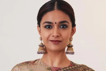 சூரிய வெளிச்சத்தில் ஆரெஞ் நிற உடையில் போஸ் கொடுத்த கீர்த்தி சுரேஷ்.. வைரல் புகைப்படம்