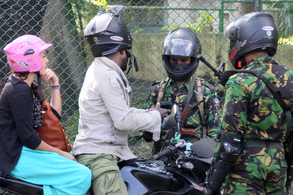 திடீர் சோதனையில் அதிரடிப் படையினர் !(Photos) | Action Troops In A Surprise Raid