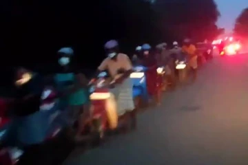 நாட்டில் எரிபொருள் தட்டுபாடு;  மின்வெட்டையும் பொருட்படுத்தாது  இரவில்  குவிந்த  கூட்டம்!