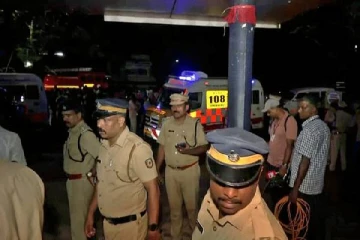 மனைவியை காருடன் தீ வைத்து கொன்ற கணவர்.., கேரளாவில் பயங்கரம்