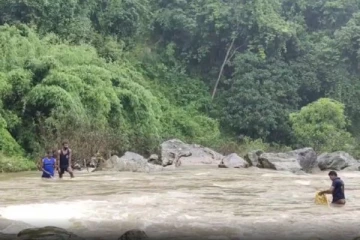 ஆற்றில் மிதந்த சடலம்! கரைக்கு வந்த பின்னர் தனது தந்தை என அறிந்து அதிர்ச்சியில் நின்ற வீரர்