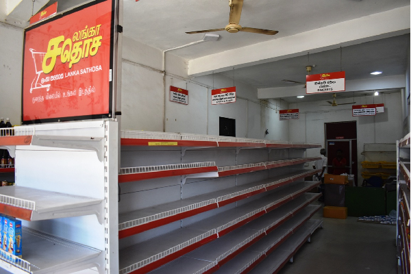 கிழக்கு மாகாணத்தின் முன்னணி விற்பனை நிலையங்களில் பொருட்கள் இல்லை: ஏமாற்றத்தில் மக்கள் (Photo) | Products Sadhosa Outlets People Frustration