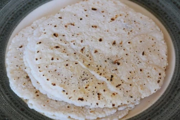 சுடச்சுட அரிசி மாவு தேங்காய் ரொட்டி 10 நிமிடத்தில் செய்வது எப்படி?