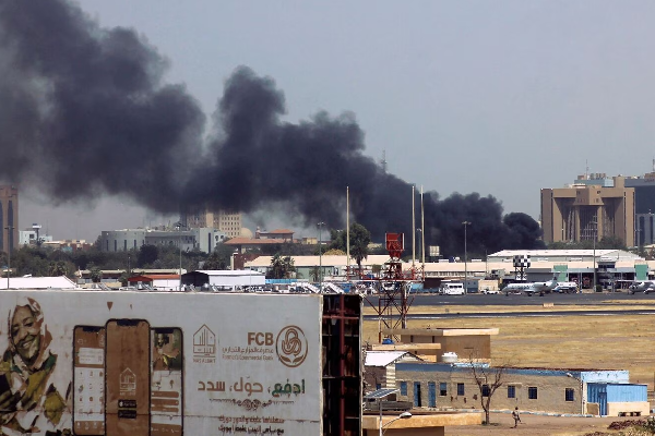 தொடர் ராணுவ தாக்குதலால் பதற்றம் - தாக்கப்பட்ட இந்தியர்கள்! | Sudans Army Paramilitary Strikes In Power Struggle தொடர் ராணுவ தாக்குதலால் பதற்றம் - தாக்கப்பட்ட இந்தியர்கள்! | Sudans Army Paramilitary Strikes In Power Struggle