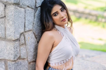 தாறுமாறு கவர்ச்சியில் நடிகை சாக்ஷி அகர்வால்