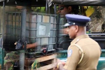 வீட்டின் பின்னால் பதுக்கப்பட்டிருந்த  பாரிய டீசல் தாங்கிகள் !