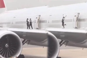 விமான இறக்கையில் நின்று ஜாலி ஆட்டம்.. ஆக்ஷன் எடுத்த நிறுவனம் - விளையாட்டால் வந்த வினை!