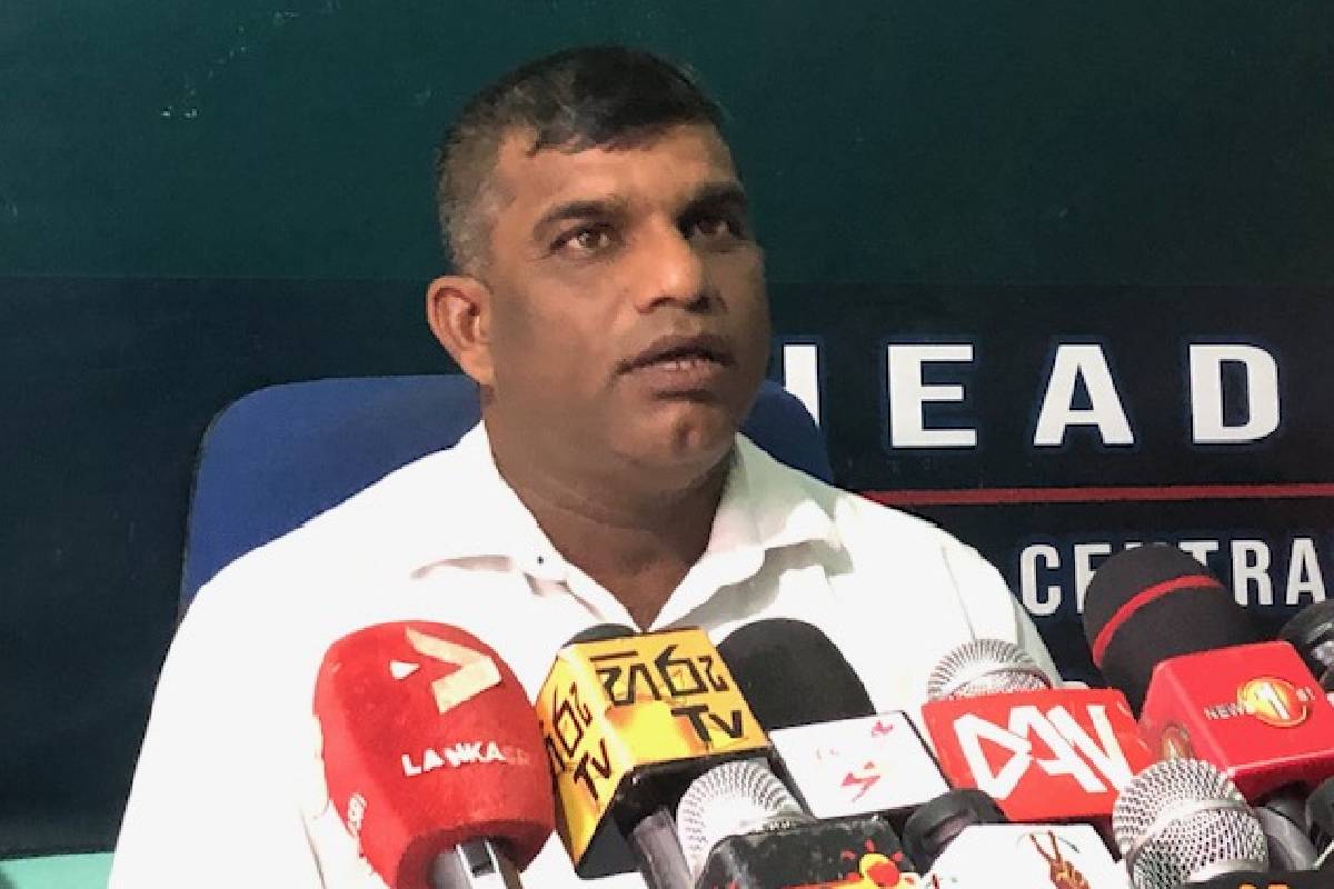 மட்டக்களப்பில் மோட்டார் சைக்கிளை விடுவிக்க ரூ.30,000 கப்பம் கேட்ட பொலிஸார் | Jaffna Traffic Police Accused Of Taking Bribes மட்டக்களப்பில் மோட்டார் சைக்கிளை விடுவிக்க ரூ.30,000 கப்பம் கேட்ட பொலிஸார் | Jaffna Traffic Police Accused Of Taking Bribes