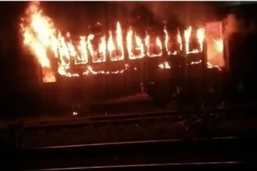 தீ பற்றி எரிந்த ரயில் பெட்டிகள்; விபத்தா - சதியா? உச்சகட்ட பதற்றம்